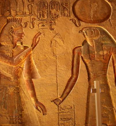 尼罗河畔的永恒之恋：拉美西斯二世与奈菲尔塔利的旷世情缘