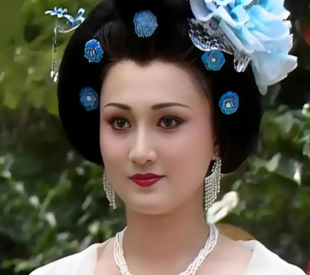 云想衣裳花想容：杨玉环与盛唐的最后一场幻梦