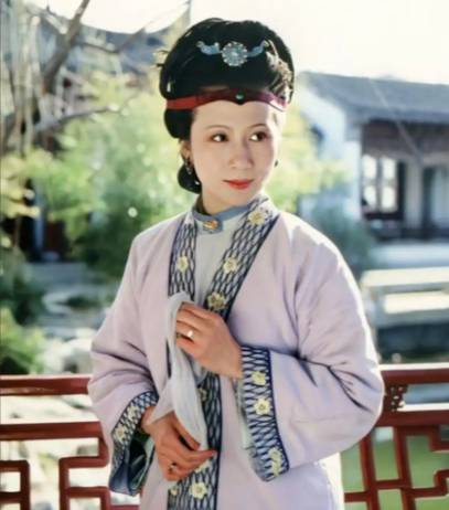 冰火交织的终局：李纨的悲剧人生与封建伦理的双重绞杀