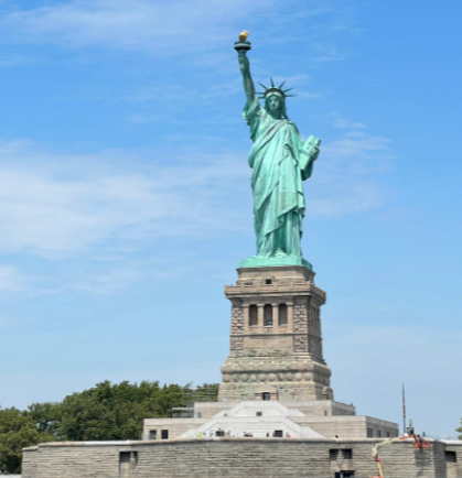 自由女神像：为何不见圣洁白，唯有苍翠绿