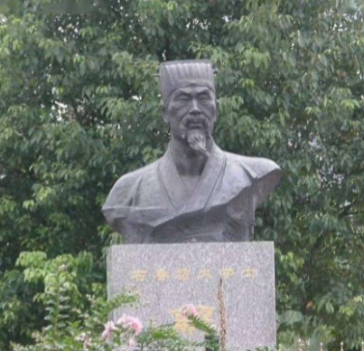 青松立世，解缙诗魂：论松的永恒魅力