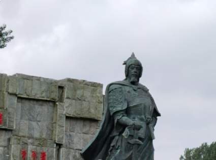 万里边墙铸雄关：蒙恬修筑秦长城的千年边防史诗